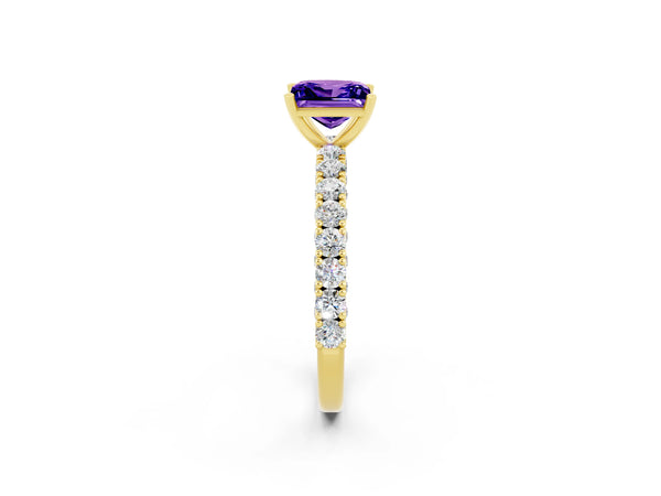 Yellow gold Princess Cut Diamond Pavé Band Solitaire Ring with Prong Setting
