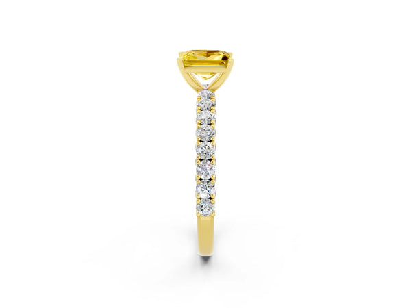 Yellow gold Princess Cut Diamond Pavé Band Solitaire Ring with Prong Setting