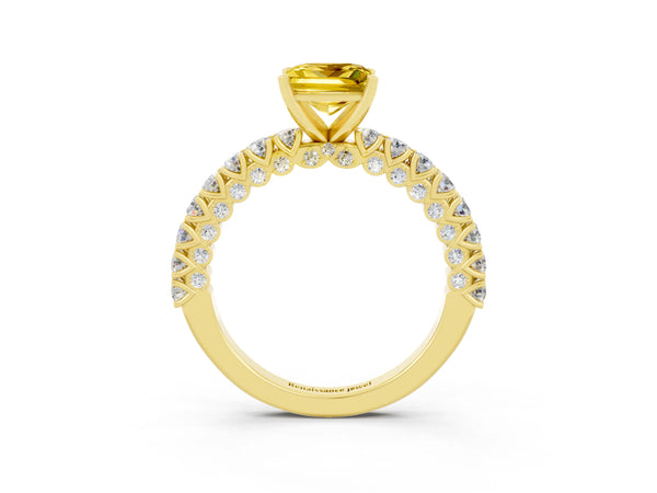 Yellow gold Princess Cut Diamond Pavé Band Solitaire Ring with Prong Setting