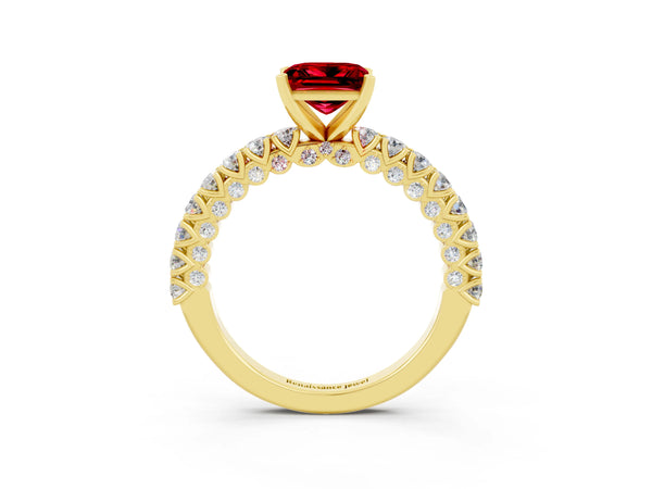 Yellow gold Princess Cut Diamond Pavé Band Solitaire Ring with Prong Setting