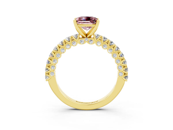 Yellow gold Princess Cut Diamond Pavé Band Solitaire Ring with Prong Setting