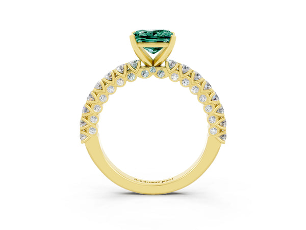 Yellow gold Princess Cut Diamond Pavé Band Solitaire Ring with Prong Setting