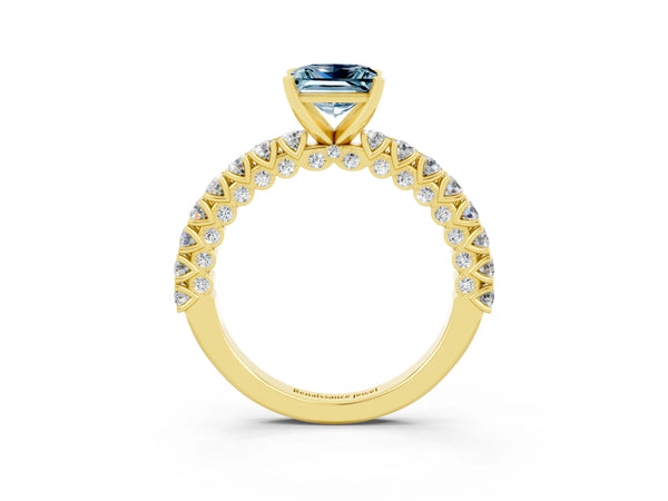 Yellow gold Princess Cut Diamond Pavé Band Solitaire Ring with Prong Setting