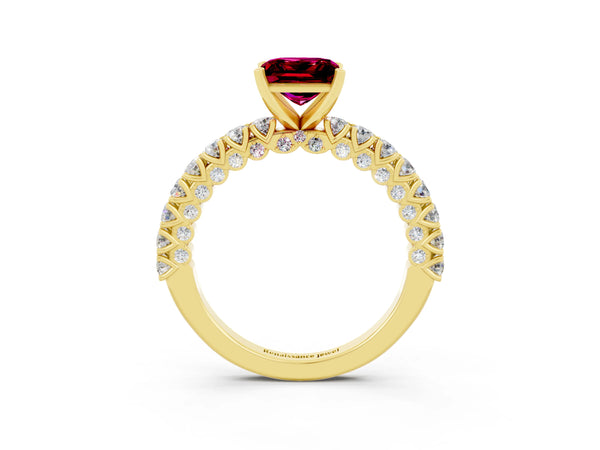 Yellow gold Princess Cut Diamond Pavé Band Solitaire Ring with Prong Setting