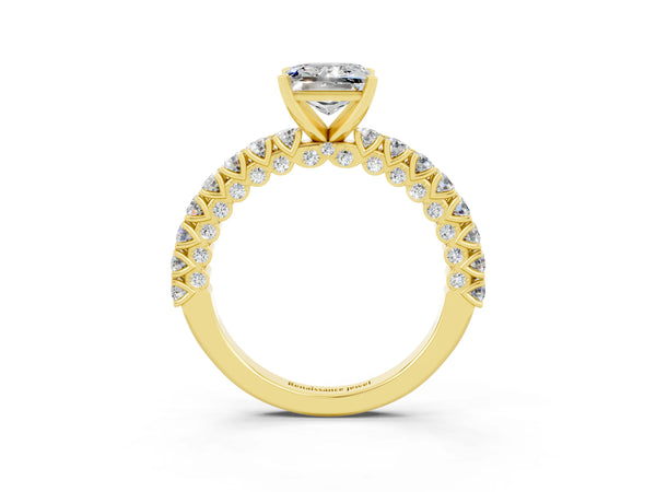 Yellow gold Princess Cut Diamond Pavé Band Solitaire Ring with Prong Setting