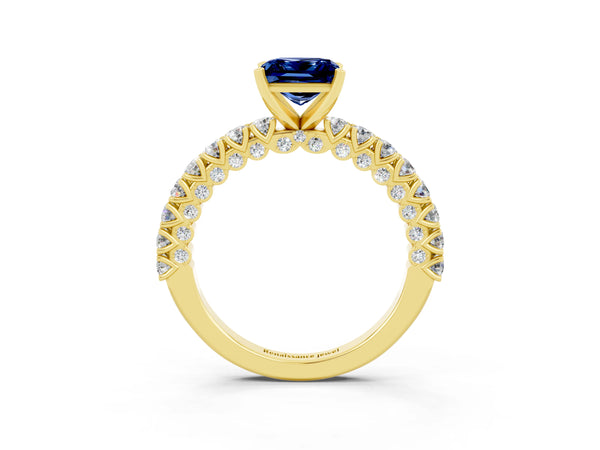Yellow gold Princess Cut Diamond Pavé Band Solitaire Ring with Prong Setting