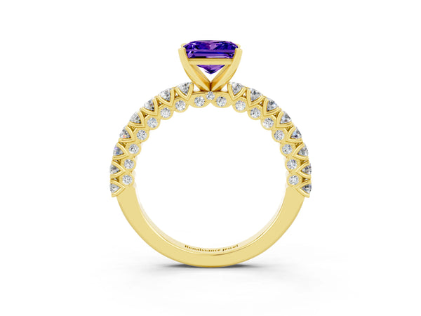 Yellow gold Princess Cut Diamond Pavé Band Solitaire Ring with Prong Setting