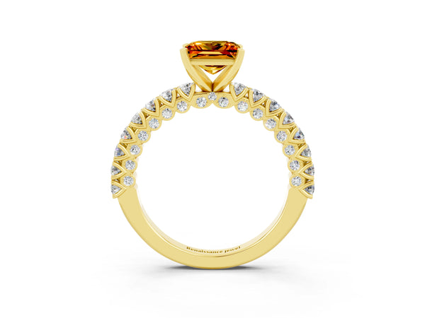 Yellow gold Princess Cut Diamond Pavé Band Solitaire Ring with Prong Setting