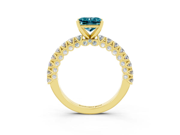 Yellow gold Princess Cut Diamond Pavé Band Solitaire Ring with Prong Setting
