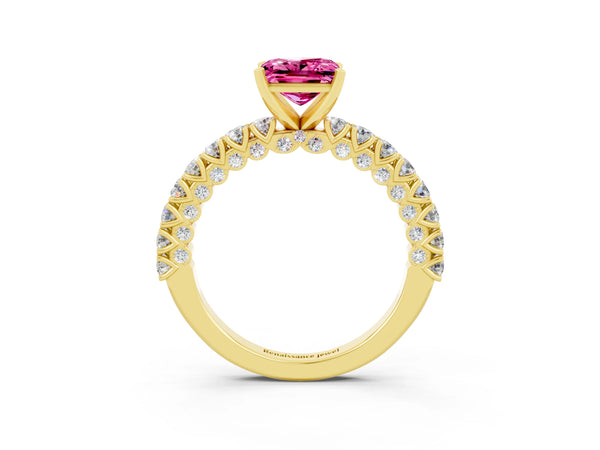Yellow gold Princess Cut Diamond Pavé Band Solitaire Ring with Prong Setting