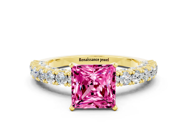 Yellow gold Princess Cut Diamond Pavé Band Solitaire Ring with Prong Setting