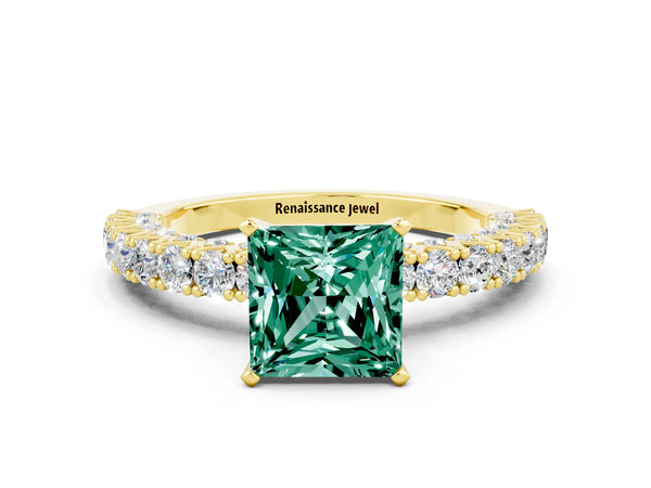 Yellow gold Princess Cut Diamond Pavé Band Solitaire Ring with Prong Setting