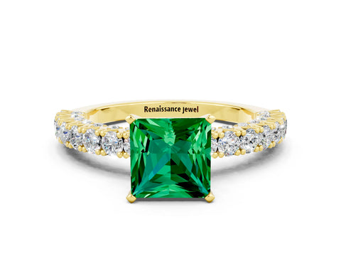 Yellow gold Princess Cut Diamond Pavé Band Solitaire Ring with Prong Setting