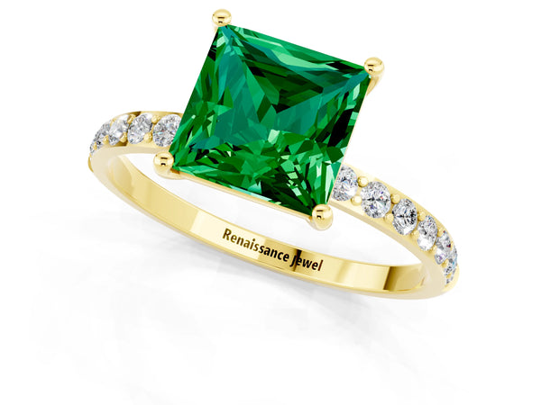 Yellow gold Princess Cut Emerald Solitaire Ring with Round Pavé Shoulders and Prong Setting