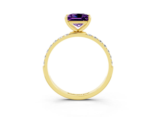 Yellow gold Princess Cut Amethyst Solitaire Ring with Round Pavé Shoulders and Prong Setting
