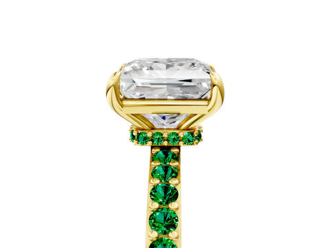 Yellow gold Princess Cut Diamond Pavé Engagement Ring with Round with Emerald side stone Accents and Prong Setting_5