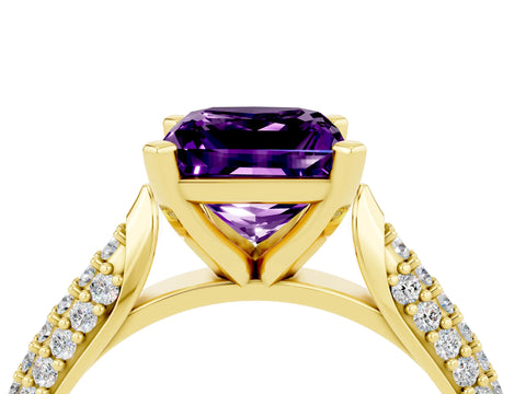 Yellow gold Princess Cut Diamond Solitaire Engagement Ring with Pavé Band and Four-Prong Setting_4