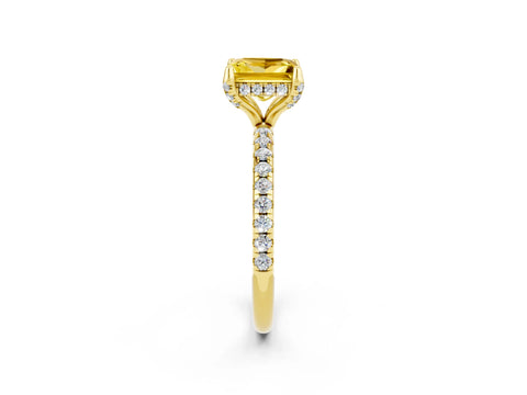 Yellow gold Princess Cut Diamond Solitaire Ring with Four-Prong Setting and Pavé Band_2