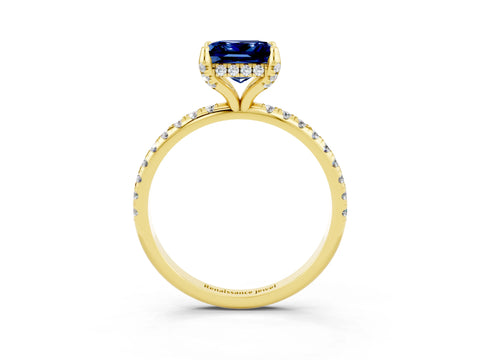 Yellow gold Princess Cut Diamond Solitaire Ring with Four-Prong Setting and Pavé Band_3