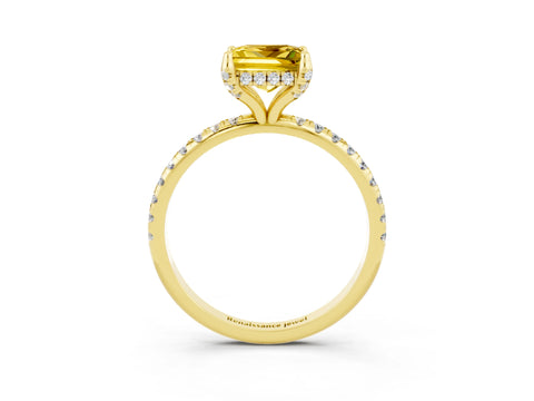 Yellow gold Princess Cut Diamond Solitaire Ring with Four-Prong Setting and Pavé Band_3