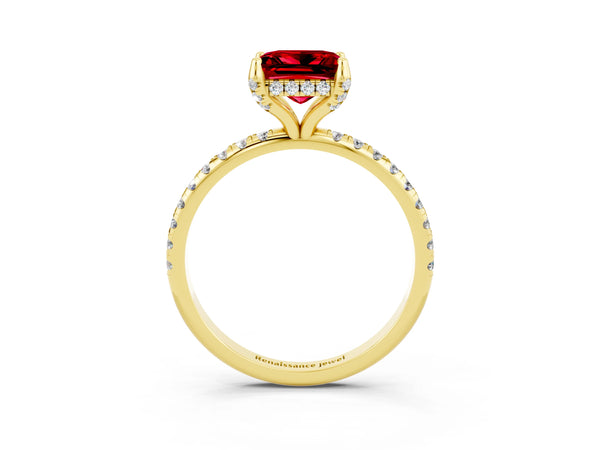 Yellow gold Princess Cut Diamond Solitaire Ring with Four-Prong Setting and Pavé Band