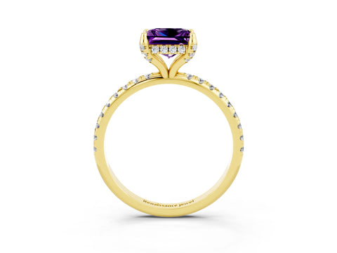 Yellow gold Princess Cut Diamond Solitaire Ring with Four-Prong Setting and Pavé Band_3
