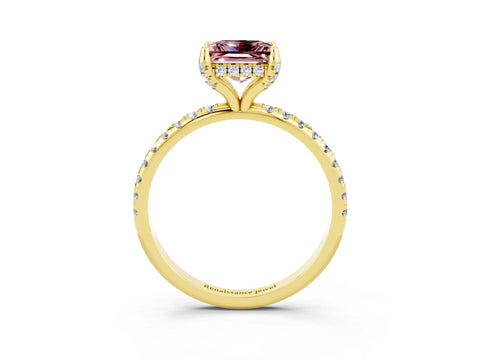 Yellow gold Princess Cut Diamond Solitaire Ring with Four-Prong Setting and Pavé Band_3