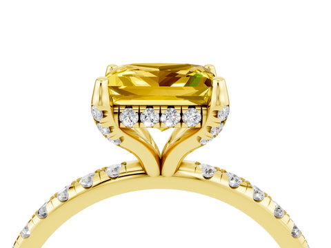 Yellow gold Princess Cut Diamond Solitaire Ring with Four-Prong Setting and Pavé Band_4