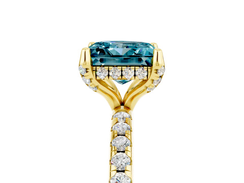 Yellow gold Princess Cut Diamond Solitaire Ring with Four-Prong Setting and Pavé Band_5