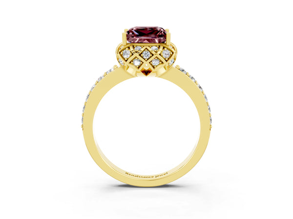 Yellow gold Princess Cut Diamond Solitaire Ring with Shared Prong Pavé Band