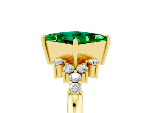 Yellow gold Princess Cut Emerald Ring with Side Stones and Four-Prong Setting_41