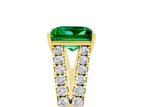 Yellow gold Princess Cut Emerald Split Shank Pavé Engagement Ring with Four-Prong Setting_29