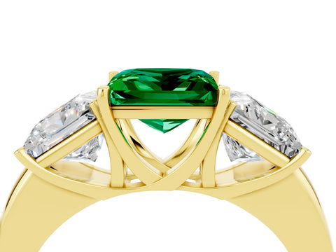 Yellow gold Princess Cut Emerald Three-Stone Ring with Four-Prong Setting and Classic Band_4