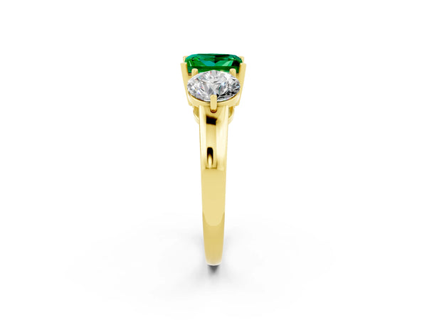 Yellow gold Princess Cut Emerald Three-Stone Ring with Prong Setting and Classic Band