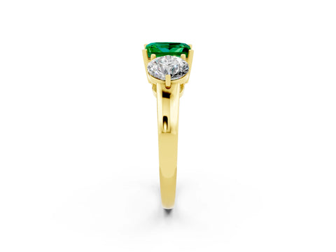 Yellow gold Princess Cut Emerald Three-Stone Ring with Prong Setting and Classic Band_2