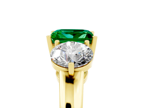 Yellow gold Princess Cut Emerald Three-Stone Ring with Prong Setting and Classic Band_5