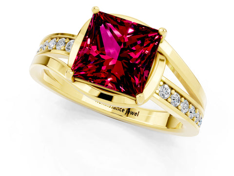 Yellow gold Princess Cut Garnet Solitaire Ring with Split Shank and Prong Setting_1