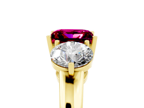 Yellow gold Princess Cut Garnet Three-Stone Ring with Prong Setting and Classic Band_5