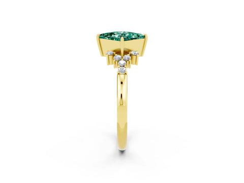 Yellow gold Princess Cut Green Sapphire Ring with Side Stones and Four-Prong Setting_38