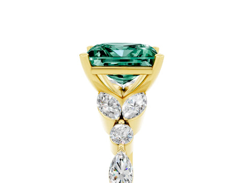 Yellow gold Princess Cut Green Sapphire Solitaire Ring with Side Stones and Four-Prong Setting_17