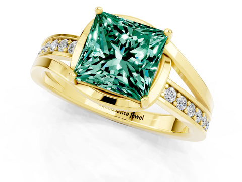 Yellow gold Princess Cut Green Sapphire Solitaire Ring with Split Shank and Prong Setting_1