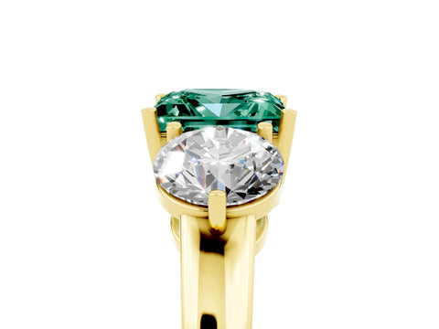 Yellow gold Princess Cut Green Sapphire Three-Stone Ring with Prong Setting and Classic Band_5