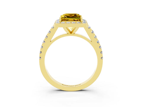 Yellow gold Princess Cut Halo Diamond Ring with Pavé Band and Three-Prong Setting_3