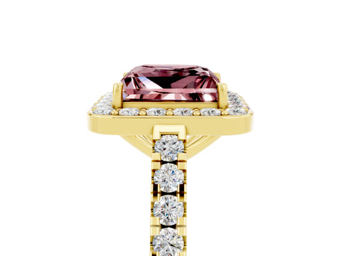 Yellow gold Princess Cut Halo Diamond Ring with Pavé Band and Three-Prong Setting_5