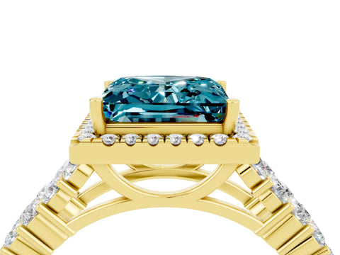 Yellow gold Princess Cut Halo Pavé Diamond Engagement Ring with Split Shank and Four-Prong Setting_4
