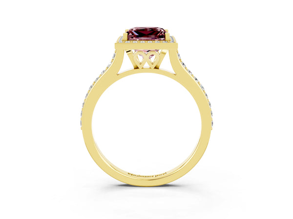 Yellow gold Princess Cut Halo Round Diamond Pavé Band with Four-Prong Setting