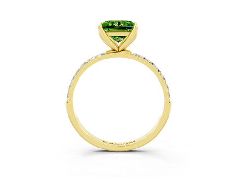 Yellow gold Princess Cut Peridot Solitaire Engagement Ring with Pavé Band and Prong Setting_3
