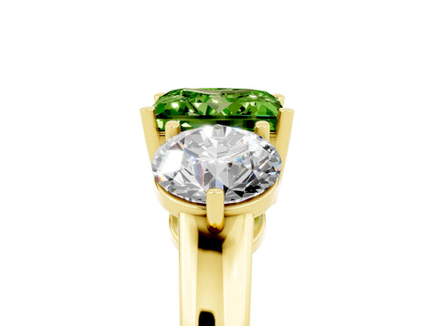 Yellow gold Princess Cut Peridot Three-Stone Ring with Prong Setting and Classic Band_5