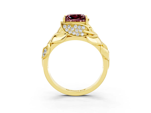 Yellow gold Princess Cut Solitaire Leaf-Inspired Engagement Ring with Prong Setting
