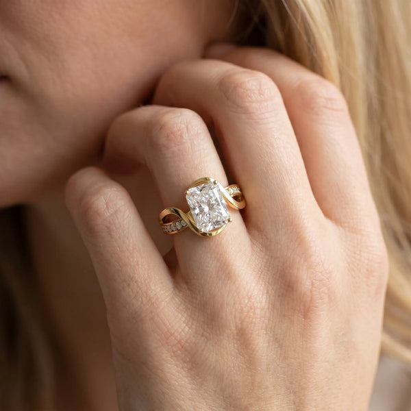 Yellow gold Radiant Solitaire Twisted Band with Prong Setting